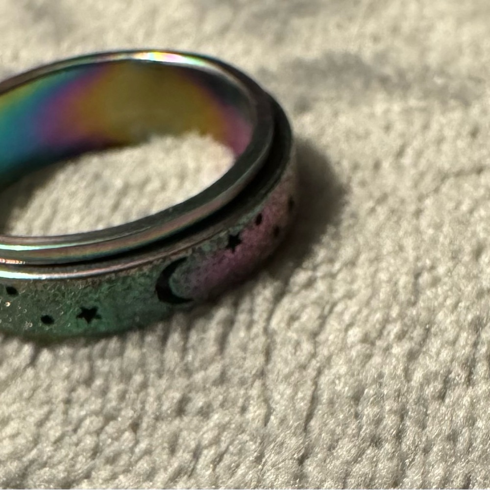 Super cool fidget spinner ring size 5.5 top band spins around NEW